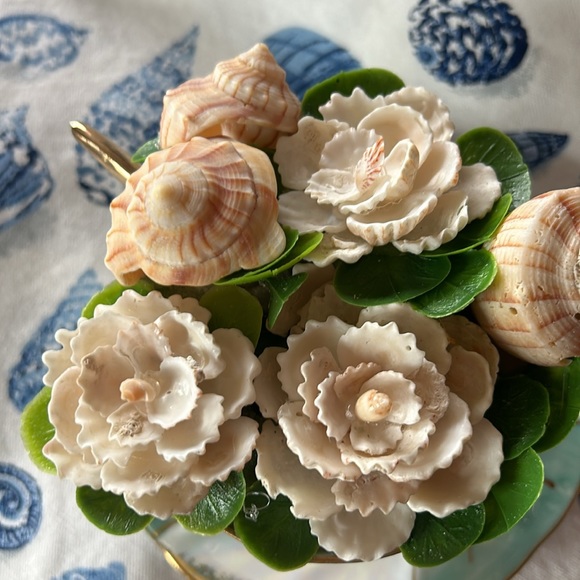 Seashell flower arrangement in a vintage tea cup - Picture 4 of 4